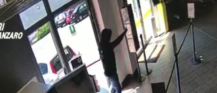 Furti e rapine ai danni di uffici postali e negozi in Calabria, 11 arresti