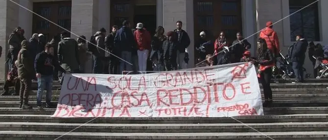 Cosenza, blitz dei Prendocasa in Prefettura e nel cantiere della metro