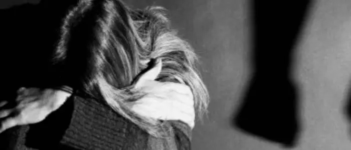 Ferite incancellabili e fantasmi del presente. Parla la madre della 13enne stuprata dal branco