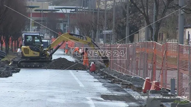 Cosenza, il cantiere della metro blocca l'ingresso di una scuola