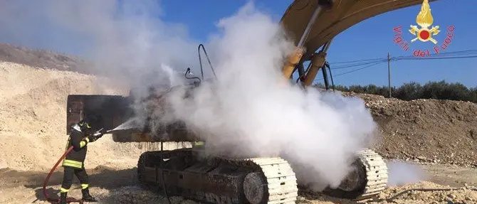 Escavatore in fiamme a Cropani, illeso l'operaio