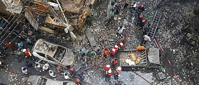 Inferno di fiamme e morte a Dacca, circa ottanta morti