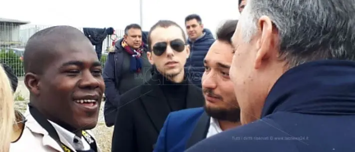 San Ferdinando, il presidente della Toscana alla baraccopoli: «Prima integrazione, poi ruspe»