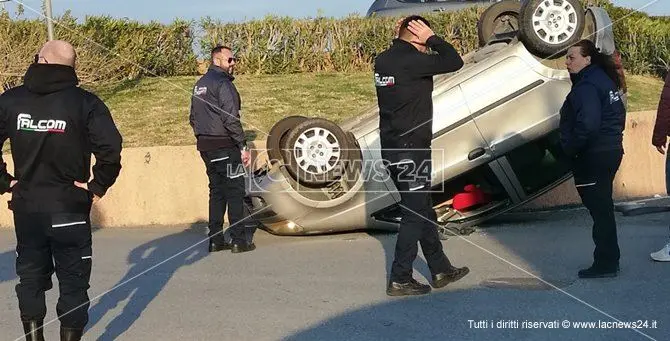 Catanzaro, rocambolesco incidente nel parco commerciale