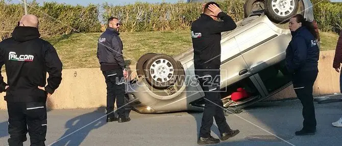 Catanzaro, rocambolesco incidente nel parco commerciale