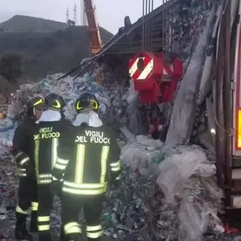 Tir si ribalta sulla ss 280 a Catanzaro, carreggiata invasa da rifiuti