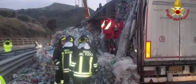 Tir si ribalta sulla ss 280 a Catanzaro, carreggiata invasa da rifiuti