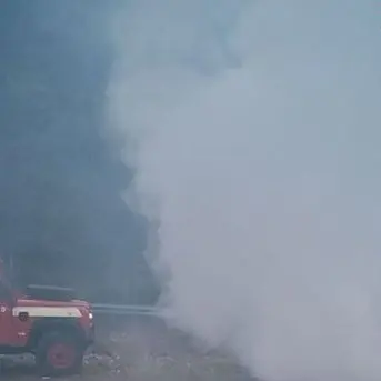 Incendio scoppia in una discarica a Taverna, disagi per i residenti