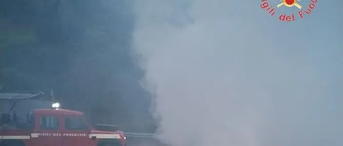 Incendio scoppia in una discarica a Taverna, disagi per i residenti