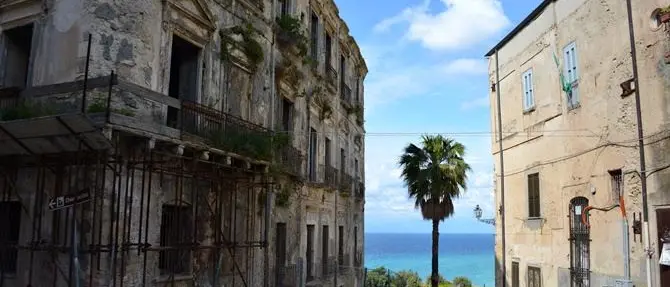 Tropea, un consiglio comunale infuocato su Palazzo Giffone