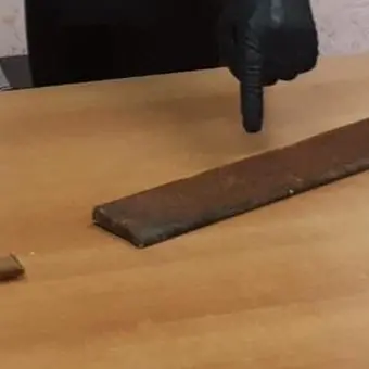 Distrugge l'auto del padre e lo insegue armato di coltello