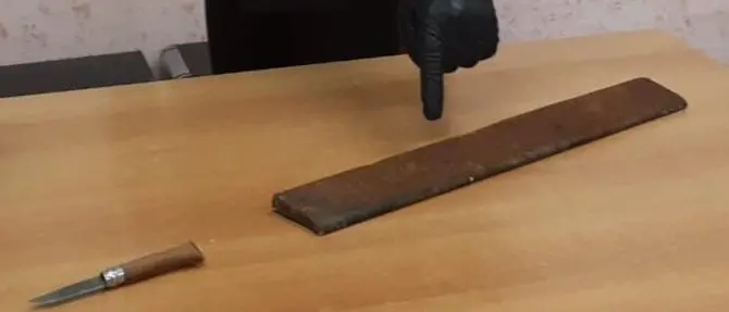 Distrugge l'auto del padre e lo insegue armato di coltello