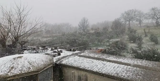 Bufera di neve imbianca la costa tirrenica e regala uno spettacolo inedito