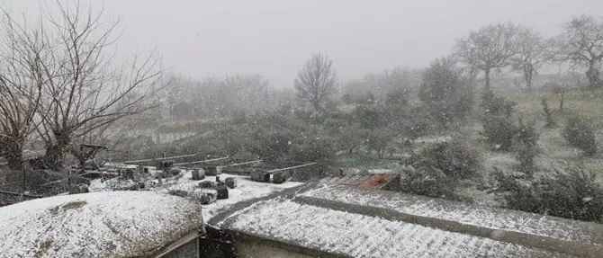 Bufera di neve imbianca la costa tirrenica e regala uno spettacolo inedito