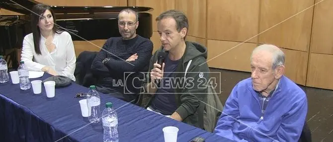 Aggiungi un posto a tavola, i protagonisti incontrano gli studenti