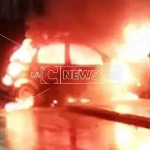 Cosenza, auto in fiamme in pieno centro