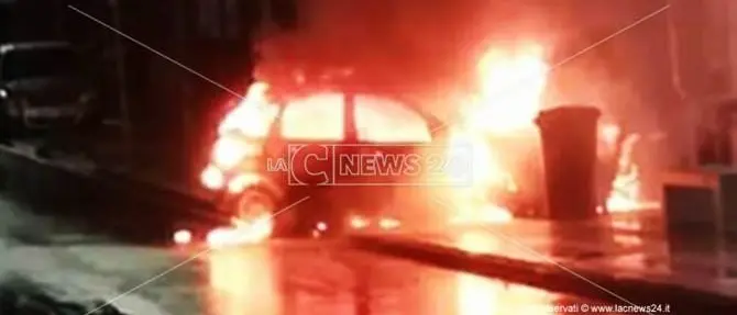 Cosenza, auto in fiamme in pieno centro