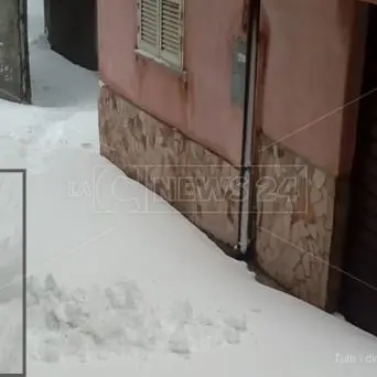 Gelo nella Sila greca, a Longobucco mezzo metro di neve e case isolate