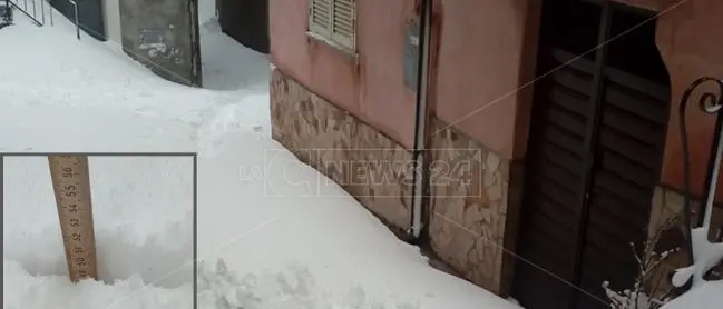 Gelo nella Sila greca, a Longobucco mezzo metro di neve e case isolate