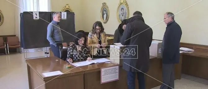 A Cosenza si rinnova il Consiglio provinciale. In corso le operazioni di voto