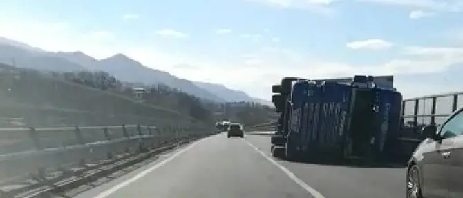 Il vento spazza la Calabria, danni e paura sul Tirreno cosentino