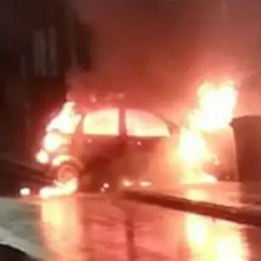 Cosenza, auto in fiamme: la polizia evacua una pizzeria piena di bambini
