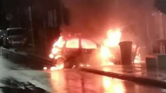 Cosenza, auto in fiamme: la polizia evacua una pizzeria piena di bambini