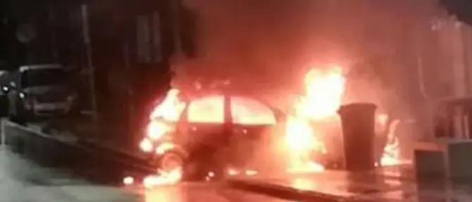 Cosenza, auto in fiamme: la polizia evacua una pizzeria piena di bambini