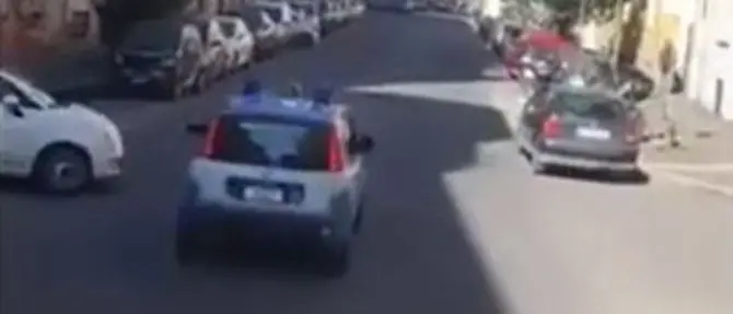 Polizia scorta il bus irlandese come in un videogioco. E tutti ridono