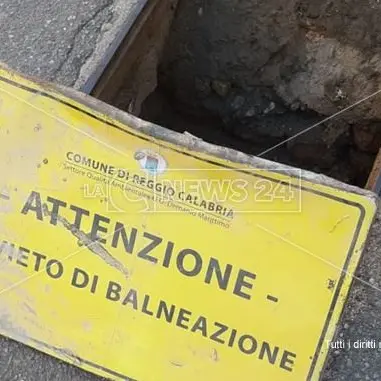 “Divieto di balneazione” a Reggio …ma è un tombino delle fogne