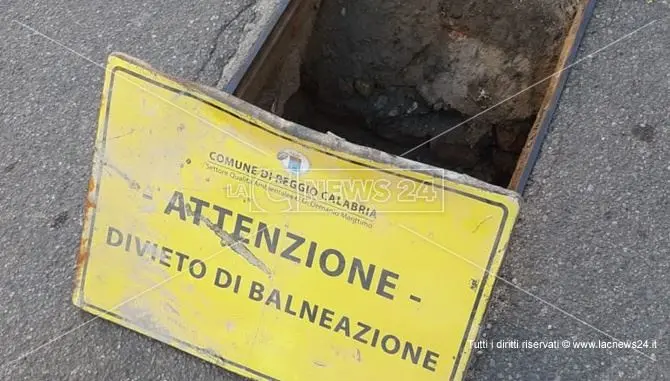 “Divieto di balneazione” a Reggio …ma è un tombino delle fogne