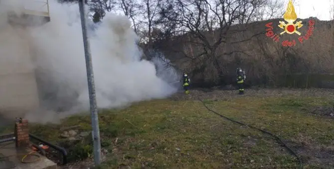 Incendio divampa nell'area del depuratore a Vallefiorita