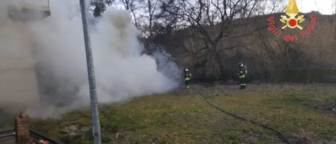 Incendio divampa nell'area del depuratore a Vallefiorita