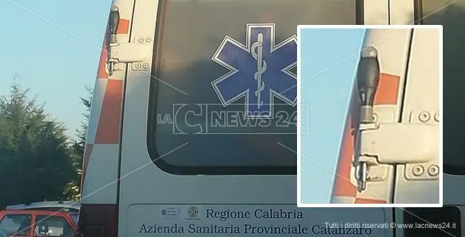 Lamezia, l’ambulanza del 118 e il portellone sorretto da un cacciavite