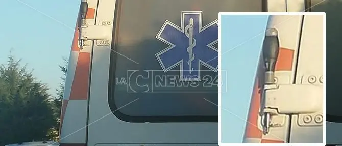 Lamezia, l’ambulanza del 118 e il portellone sorretto da un cacciavite