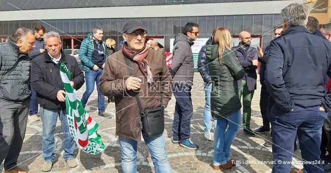 Corap, lavoratori sul piede di guerra: «Senza stipendio e senza prospettive»