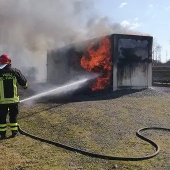 Incendio divampa nel parco eolico di Girifalco, ingenti i danni