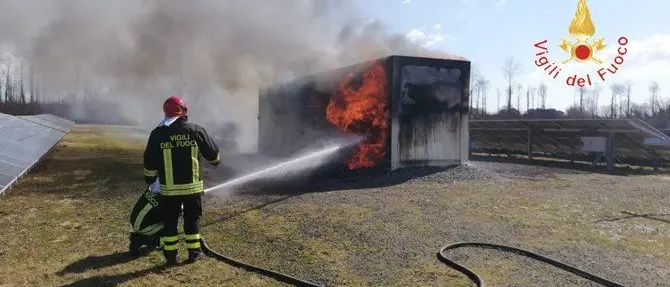 Incendio divampa nel parco eolico di Girifalco, ingenti i danni