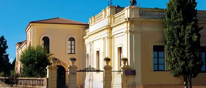 Il Valentianum nel mirino dei vandali, vetri rotti a colpi di sassi