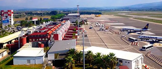 Lavoratori bar aeroporto, la replica della società: «Noi corretti e trasparenti»