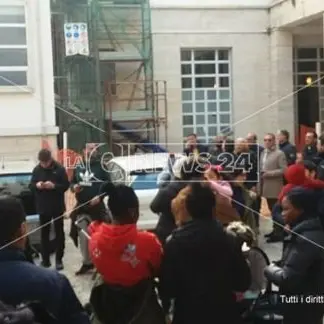 Blitz del comitato Prendocasa al comune di Cosenza