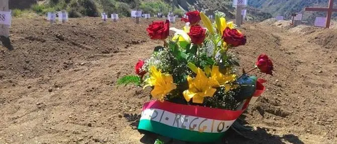 Il cimitero di Tarsia e il dramma dei migranti in un reportage di Famiglia cristiana