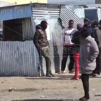 La notizia dello sgombero scuote i migranti, tensione nella baraccopoli