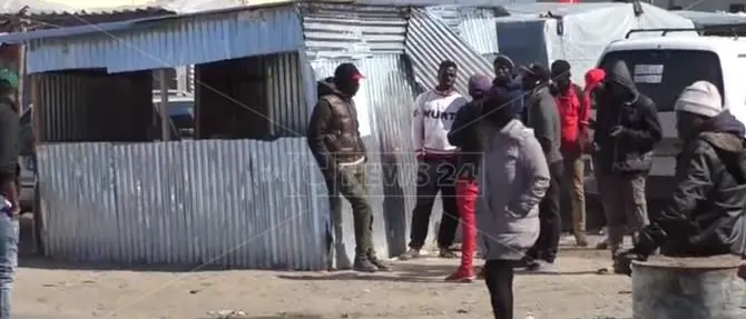 La notizia dello sgombero scuote i migranti, tensione nella baraccopoli