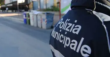 Cosenza, immortalati mentre fanno pipì nella fontana di Via Arabia