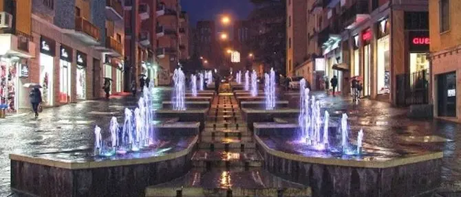 Pipì nella fontana a Cosenza, gli autori della bravata si costituiscono