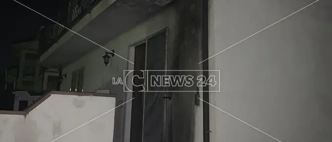Rende, bottiglia incendiaria contro l'abitazione di un commercialista