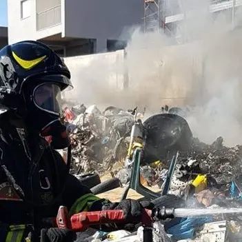 Scordovillo, a fuoco gomme e rifiuti nel campo nomadi