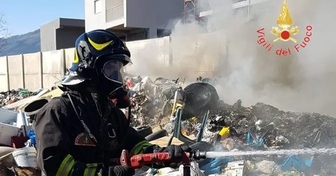 Scordovillo, a fuoco gomme e rifiuti nel campo nomadi