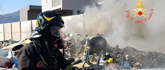 Scordovillo, a fuoco gomme e rifiuti nel campo nomadi